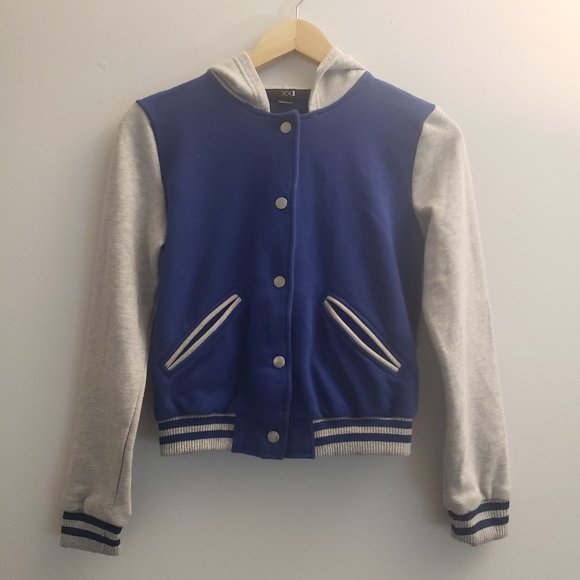 Cute Letterman Jacket. Good condition in size smal - Picture 3 of 5